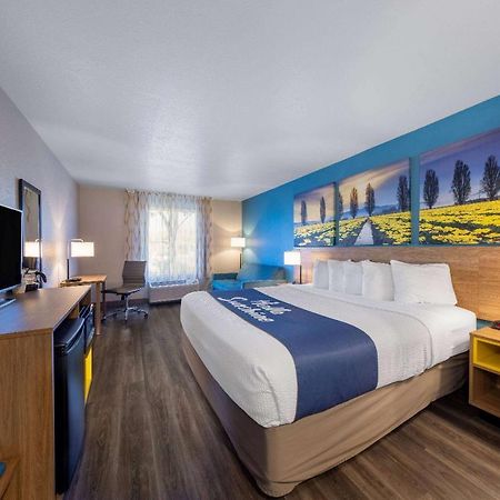 Days Inn By Wyndham Lathrop Exteriér fotografie
