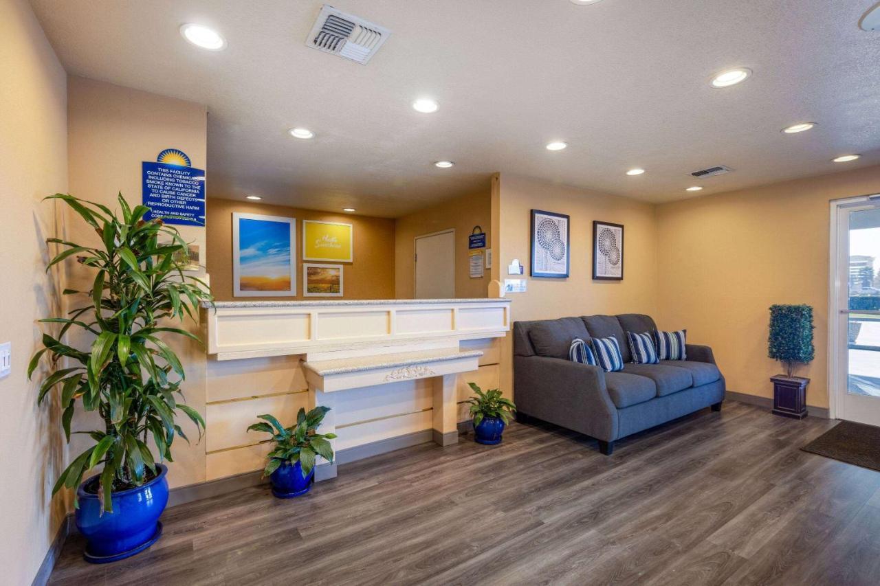 Days Inn By Wyndham Lathrop Exteriér fotografie