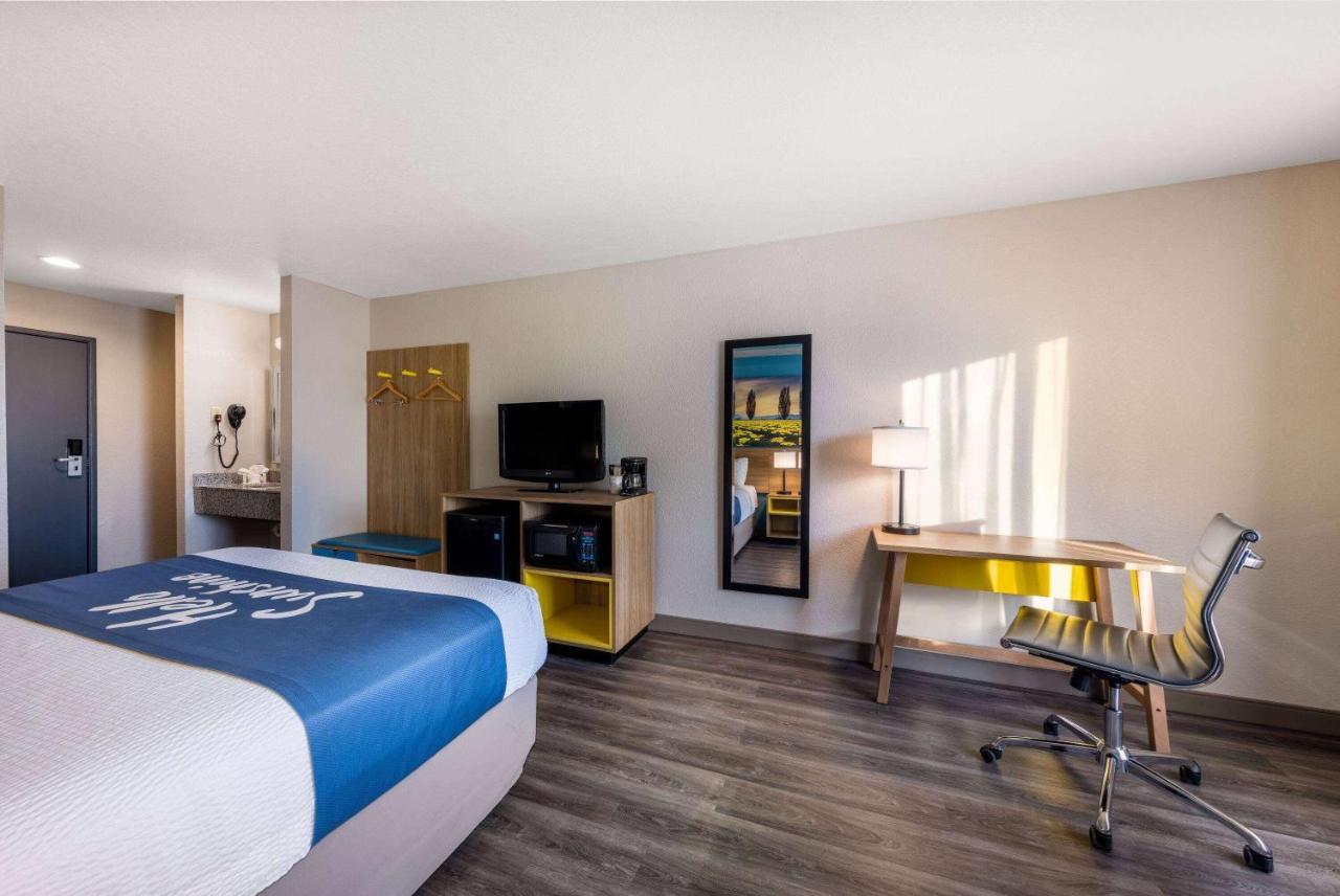 Days Inn By Wyndham Lathrop Exteriér fotografie