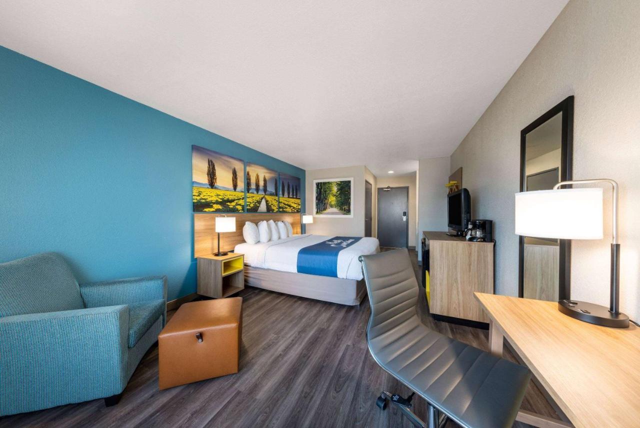 Days Inn By Wyndham Lathrop Exteriér fotografie