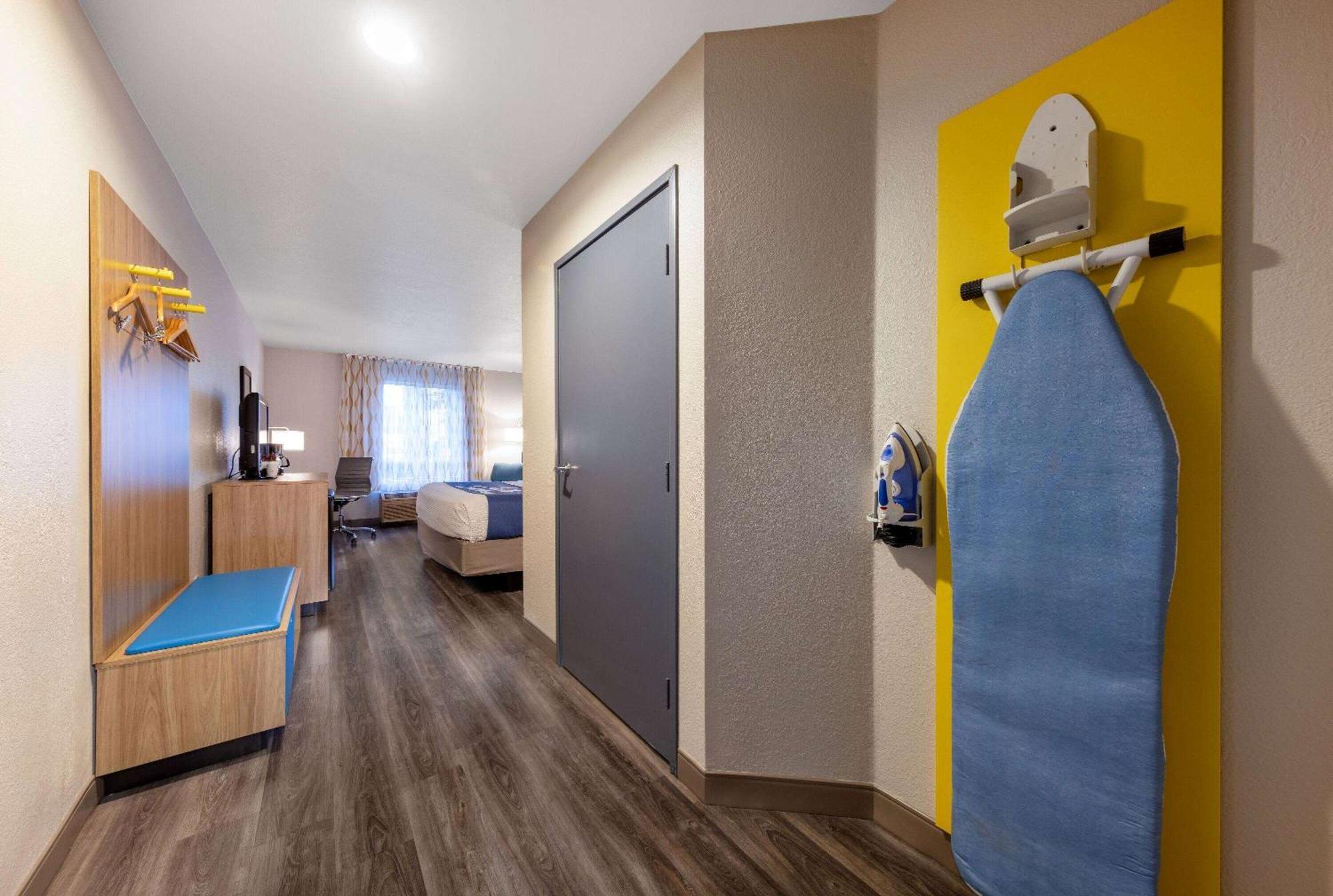 Days Inn By Wyndham Lathrop Exteriér fotografie