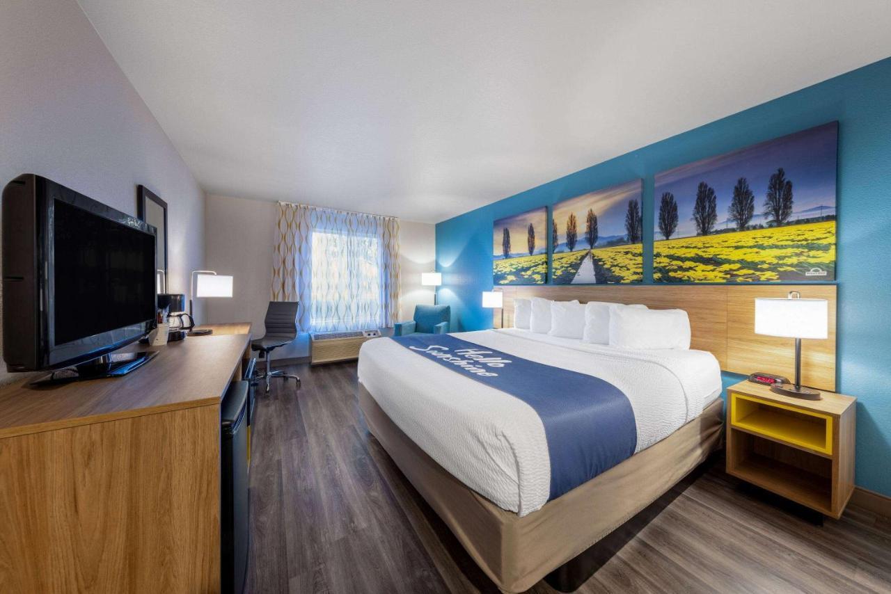 Days Inn By Wyndham Lathrop Exteriér fotografie