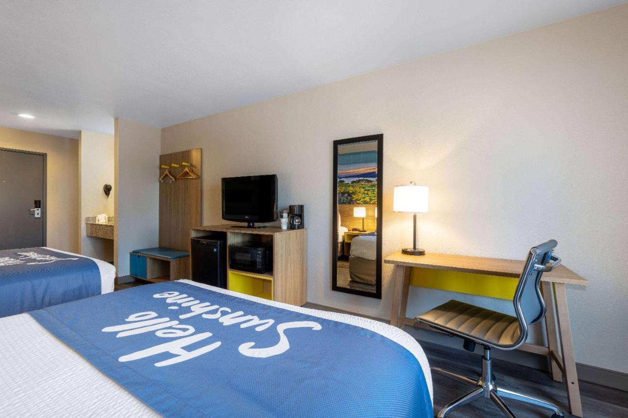 Days Inn By Wyndham Lathrop Exteriér fotografie