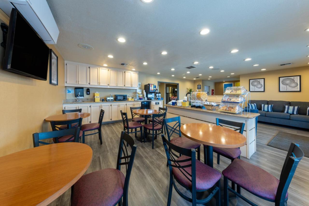 Days Inn By Wyndham Lathrop Exteriér fotografie